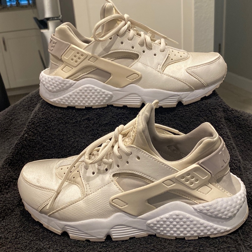 Nike Hurraches in excellent used condition!!